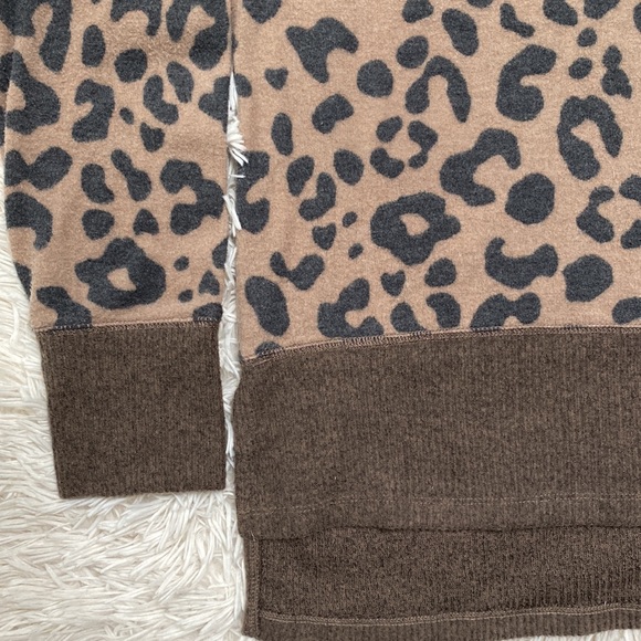 Hem & Thread V-Neck Hacci Leopard Top 💗 Brown & Gray - Picture 10 of 14